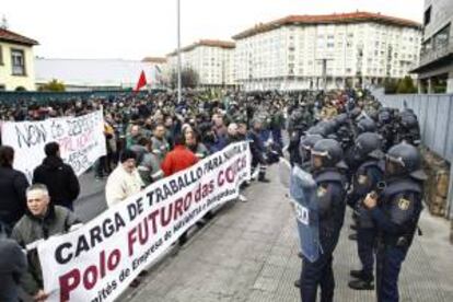 La plantilla directa y auxiliar de Navantia en la ría de Ferrol, que en total suman unos 2.300 operarios, se ha manifestado hoy por las calles de Ferrol, en una movilización que salió del astillero ferrolano y finalizó en la delegación de Hacienda.