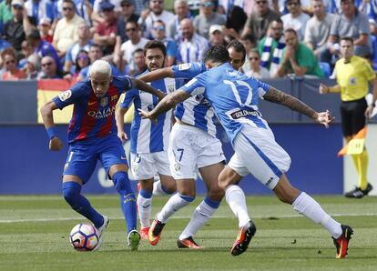 El jugador del Leganés Carl Medjani i el del Baracelona Neymar durant el partit de La Lliga que tots dos equips han disputat a l'estadi de Butarque.