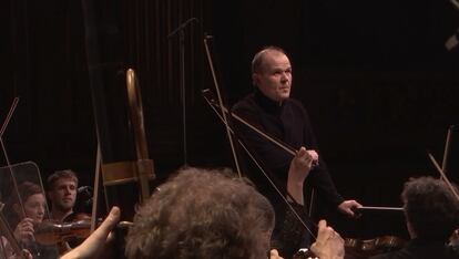 François-Xavier Roth tras dirigir el acorde final de la Séptima Sinfonía de Beethoven a Les Siècles en la Ópera Real de Versalles, también sin público. (France.tv)