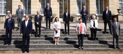 Foto de familia del G-7 este sábado en Londres. De izquierda a derecha, Paolo Gentiloni, comisario de Economía de la UE; Paschal Donohoe, presidente del Eurogrupo; David Malpass, presidente del Banco Mundial: Daniele Franco, ministro de Economía y Finanzas de Italia; Bruno Le Maire, ministro de Finanzas de Francia; Chrystia Freeland, ministra de Finanzas de Canadá; Rishi Sunak, canciller de Hacienda del Reino Unido; Kristalina Georgieva. directora general del FMI; Olaf Scholz, ministro de Finanzas de Alemania; Janet Yellen, secretaria del Tesoro de EE UU; Mathias Cormann, secretario general de la OCDE, y Taro Aso, ministro de Finanzas de Japón, 