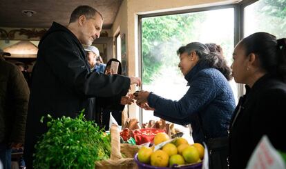 Miguel Bosé durante un recorrido por la localidad de Ocuilan (México)