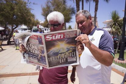 Unos británicos observan la portada del periódico 'The Sun' donde se puede leer 'El día de la independencia', en Mijas Costa, Málaga.