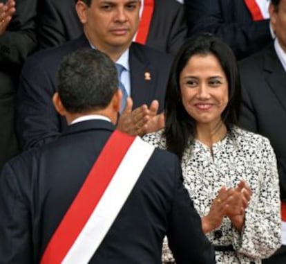 Nadine Heredia con su esposo durante un desfile militar en 2013