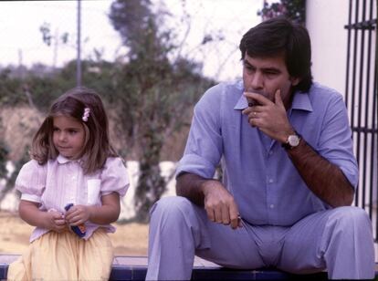Con su hija María, en su casa de Dos Hermanas (Sevilla), en octubre de 1982.