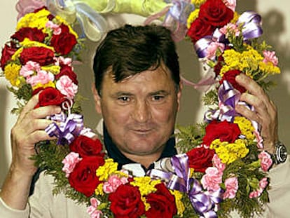 José Antonio Camacho, con una corona de flores, el día de su cumpleaños