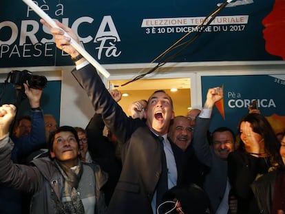 L'autonomista Gilles Simeoni fa onejar una bandera a les celebracions de la victòria, ahir a Bastia.