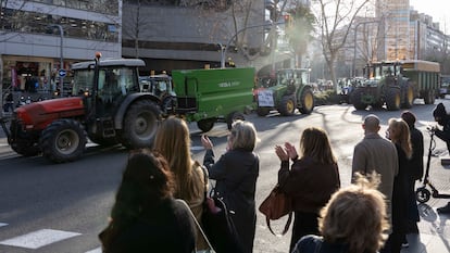 Los vecinos saludan a los agricultores entrando por la Diagonal. 