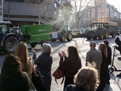 Ciudadanos aplauden la marcha de tractores en la avenida de la Diagonal de Barcelona, el miércoles.