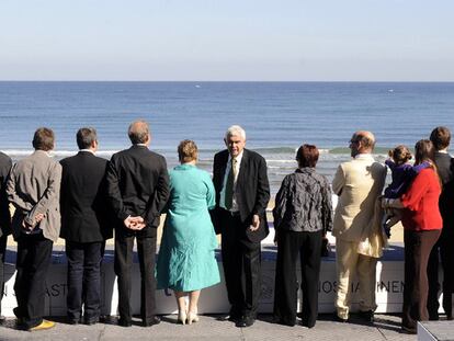 Pasqual Maragall (en el centro), junto a su familia y el equipo del documental sobre su vida, frente a la playa de Zurriola en San Sebastián.