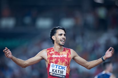 Mohamed Katir después de conseguir la medalla de plata en el campeonato de atletismo de 2023.