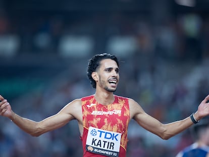 Mohamed Katir después de conseguir la medalla de plata en el campeonato de atletismo de 2023.