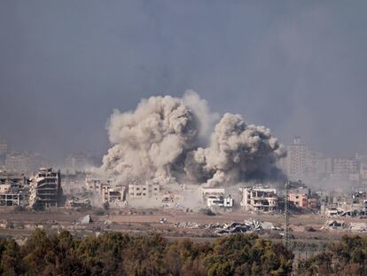 Una imagen de los bombardeos israelíes tomada en el sur de Israel, cerca de la frontera con la franja de Gaza, este lunes.