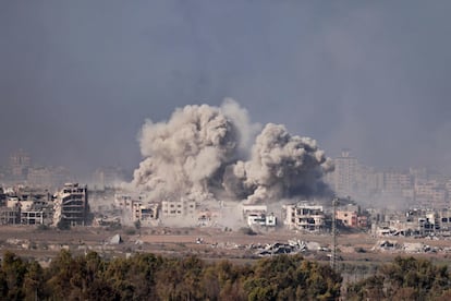 Una imagen de los bombardeos israelíes tomada en el sur de Israel, cerca de la frontera con la franja de Gaza, este lunes.