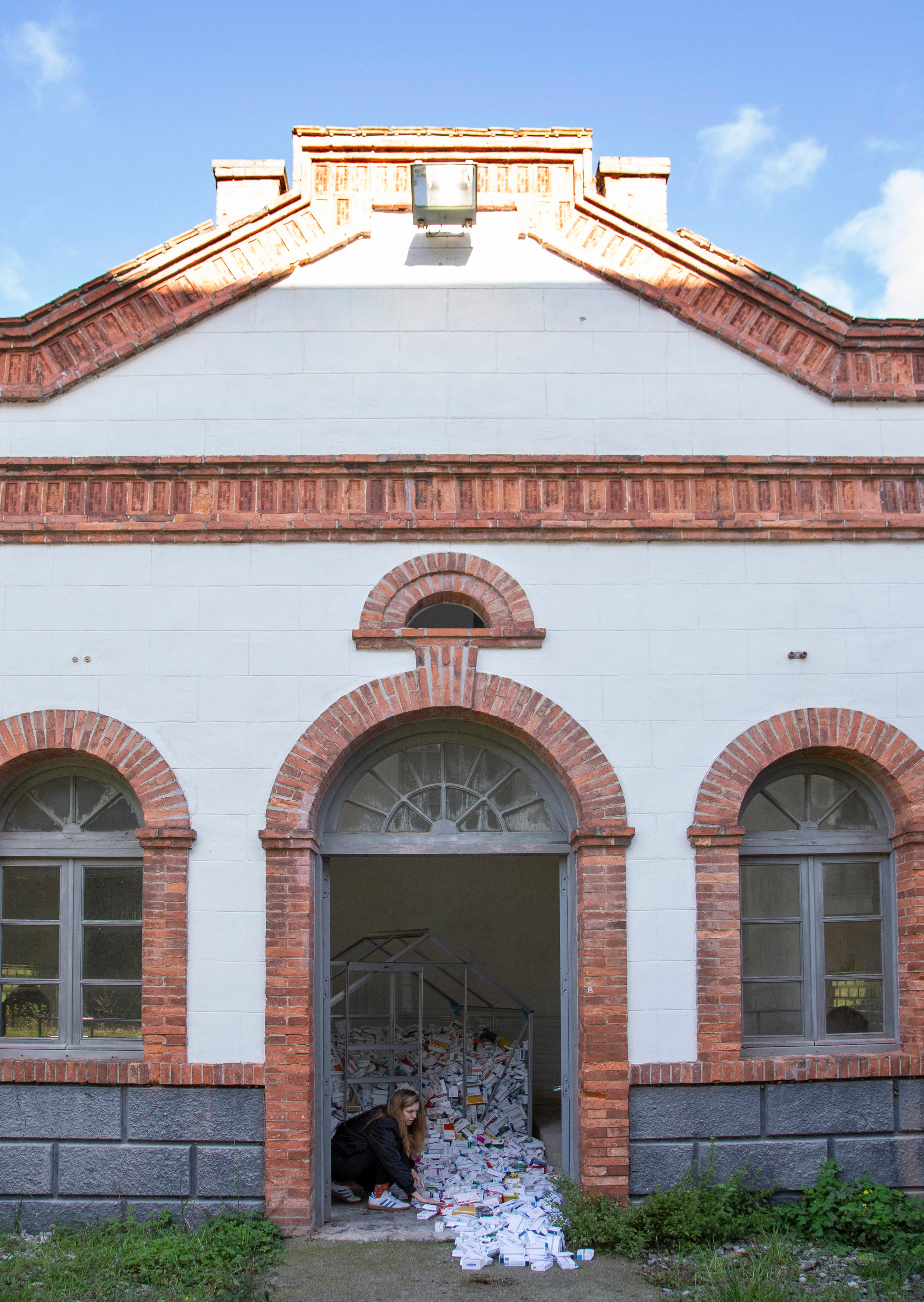 La fachada de la caseta de ventilación mantiene la estética original de la época con los arcos de medio punto. 