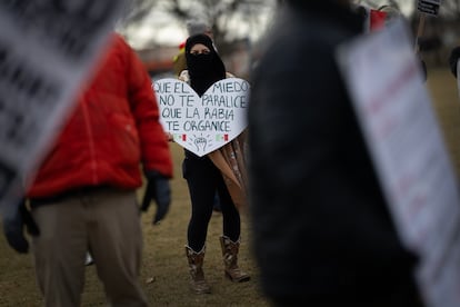 Las organizaciones civiles y los activistas han asegurado que los agentes realizan las aprehensiones basndose en el perfilamiento racial o porque los detenidos hablan espa?ol. En la imagen, manifestantes contra las polticas migratorias en Waukegan, Illinois. 