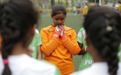 Las jugadores indias del Yuwa realizan unos rezos antes de empezar su partido.