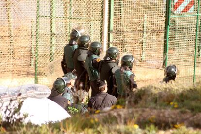 Varios miembros de la Guardia Civil custodian el puesto fronterizo melillense mientras un helicóptero inspecciona la zona del salto. El intento de entrada se ha producido por el norte de la ciudad autónoma, cerca de los Pinares de Rostrogordo, en la zona de Aguadú.