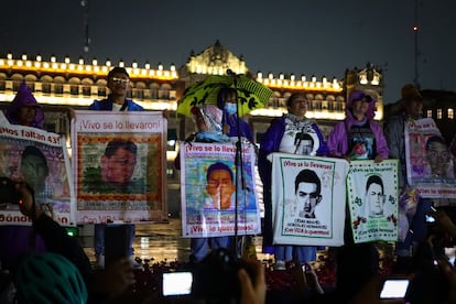 Después de abrirse paso hacia el Zócalo que amaneció completamente blindado por vallas de metal y de concreto, los familiares encabezaron un mitin en el que tomaron la palabra para exigir al Gobierno que haya justicia en el caso: “A esta Administración le quedan unos días y deja varios pendientes en el caso Ayotzinapa”, dijeron.