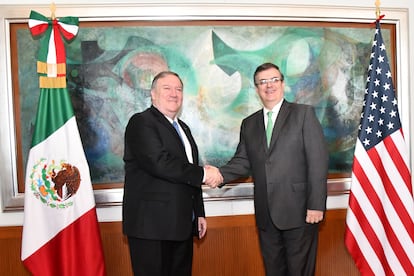 El entonces secretario de Estado de EE UU, Mike Pomepo, saluda al canciller mexicano, Marcelo Ebrard