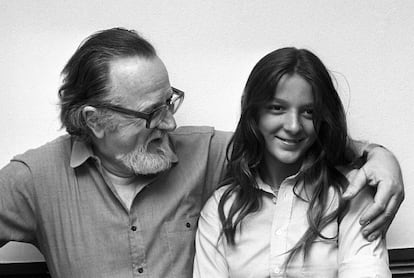 El escritor chileno José Donoso posa junto a su hija Pilar en su residencia madrileña, el 7 de julio de 1980.