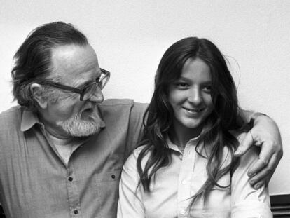 El escritor chileno José Donoso posa junto a su hija Pilar en su residencia madrileña, el 7 de julio de 1980.