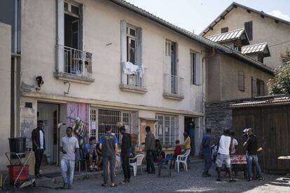 Inmigrantes reunidos ante un centro cívico en Briançon (Francia). /