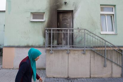 Una mujer musulmana camina frente a la mezquita Fatih Camii, en Dresden (Alemania), donde ha tenido lugar un ataque bomba al mismo tiempo que en el Centro de Congresos de la ciudad.