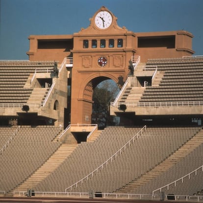 El proyecto que acometió Gregotti implicaba la rehabilitación del estadio existente, un edificio del arquitecto Domenech i Montaner Jr., construido para la la Exposición Internacional de 1929, y fuertemente arraigado en la memoria colectiva. |