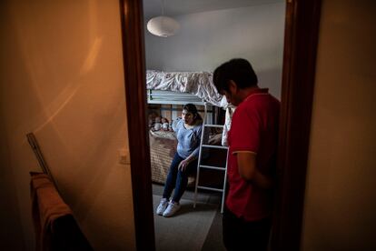 Familia confinada en abril en el municipio madrileño de Navalagameya acogida a la ayuda de Cáritas.