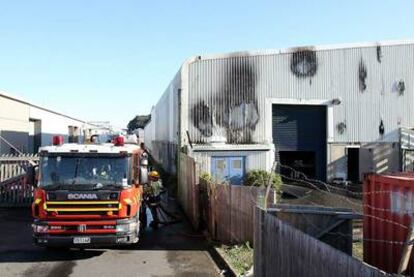 Los bomberos apagan el incendio del almacén