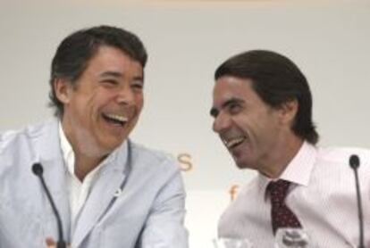 El presidente de la Comunidad de Madrid, Ignacio Gonz&aacute;lez junto al expresidente del Gobierno y presidente de la Fundaci&oacute;n FAES, Jos&eacute; Mar&iacute;a Aznar.