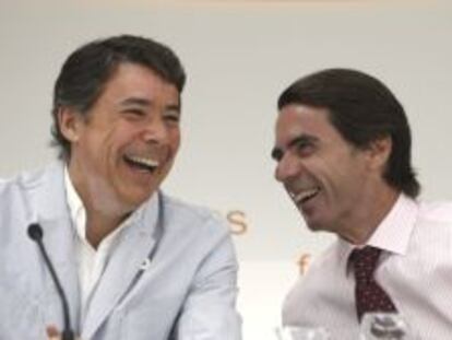 El presidente de la Comunidad de Madrid, Ignacio Gonz&aacute;lez junto al expresidente del Gobierno y presidente de la Fundaci&oacute;n FAES, Jos&eacute; Mar&iacute;a Aznar.