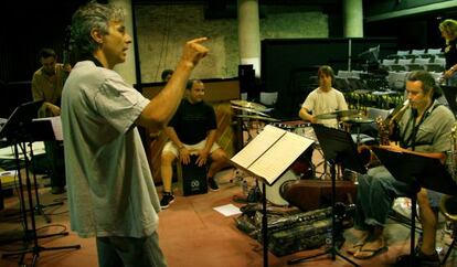 Los saxofonistas Perico Sambeat y Francisco Blanco en un ensayo.