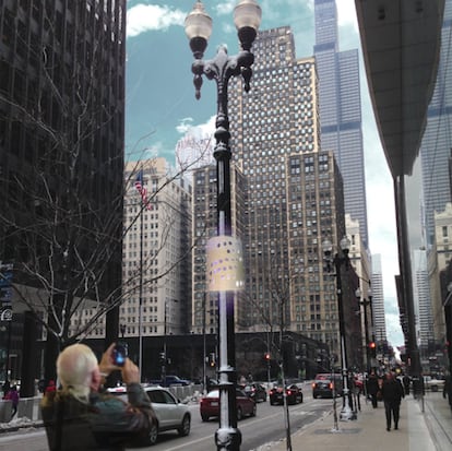 <p>La Ciudad del Viento ha col·locat aquest estiu una sèrie de sensors en virtut d'un projecte conegut com Array of Things. Mesuraran la qualitat del famós aire de Chicago, el clima, el tràfic i el flux de persones entre altres paràmetres, per identificar millor els problemes de la ciutat i així trobar solucions més efectives.</p> <p>Es tracta d'un projecte col·laboratiu de l'Ajuntament amb la Universitat de Chicago i el Laboratorio Nacional Argonne, que permetrà entre altres coses prevenir inundacions, millorar la mobilitat i protegir el medi ambient.</p>