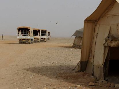 Refugiados sirios en veh&iacute;culos del Ej&eacute;rcito jordano, este martes en el campo de refugiados de Rukban.