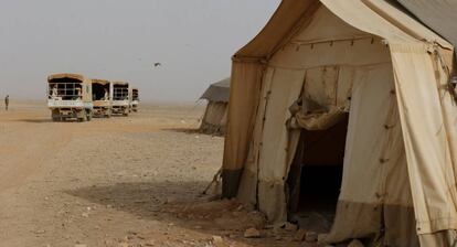 Refugiados sirios en veh&iacute;culos del Ej&eacute;rcito jordano, este martes en el campo de refugiados de Rukban.