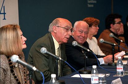 Josefina Aldecoa, José Saramago, Jesús de Polanco, Paz Garciadiego y Javier Cercas (de izquierda a derecha), durante el anuncio del fallo del Premio Alfaguara.