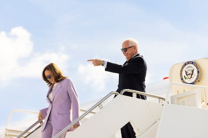 Kamala Harris y Tim Walz, aterrizando en el aeropuerto internacional Harry Reid de Las Vegas (Nevada, EE UU), el 10 de agosto.