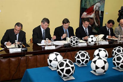 Los presidentes del Madrid, de la federación, del CSD, de la Liga y del Barça (de izquierda a derecha), en el acto de la firma del protocolo de medidas contra el racismo.