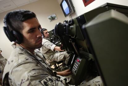 Varios soldados realizan prácticas en un simulador de batería antiaérea.