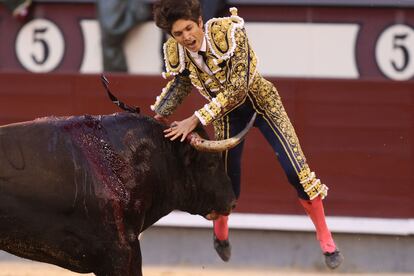 Un momento de la voltereta que sufrió Sebastián Castella en el sexto de la tarde.