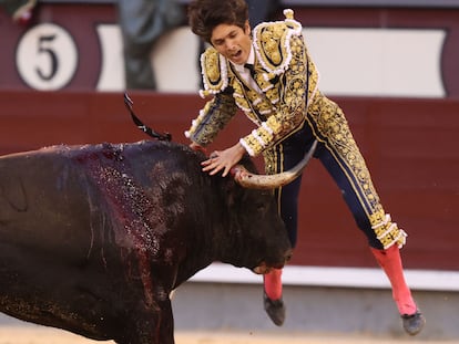 Un momento de la voltereta que sufrió Sebastián Castella en el sexto de la tarde.