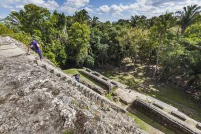 Visitantes en las ruinas mayas de Lamanai, en Belice.