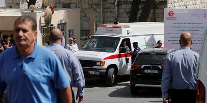 El cadáver del escritor es retirado en una ambulancia ante los juzgados de Amán.