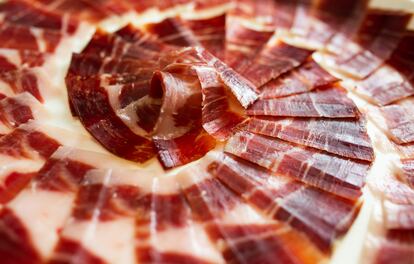 Lo que comienza en las dehesas y continúa en las bodegas alcanza su máximo esplendor con las catas de finas lonchas del jamón DOP Jabugo, reconocible por su aroma, sabor y textura que se derrite en la boca.