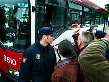 Piquetes de conductores de autobús impidiendo la salida, ayer, de los vehículos en las cocheras de Zona Franca.