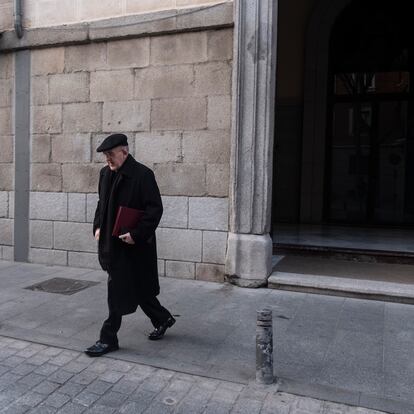 18/03/2020
En la foto,  el arzobispo de Madrid, Carlos Osoro, saliendo de la calle San Justo 2 para acudir a la catedral de la Almudena para dar la misa de las ocho de la tarde, que es cada día retransmitida por internet para los fieles durante el estado de alarma.
Madrid.