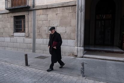 El Arzobispo de Madrid, Carlos Osoro, saliendo de su casa para acudir a la Catedral de la Almudena el pasado miércoles.