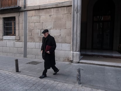 El Arzobispo de Madrid, Carlos Osoro, saliendo de su casa para acudir a la Catedral de la Almudena el pasado miércoles.