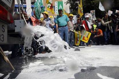 Organizaciones agrarias y cooperativas protestan contra la gran distribución por vender por debajo de costes de producción.